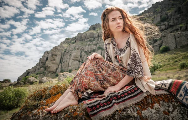 Genç Kız parkta yoga yaparken