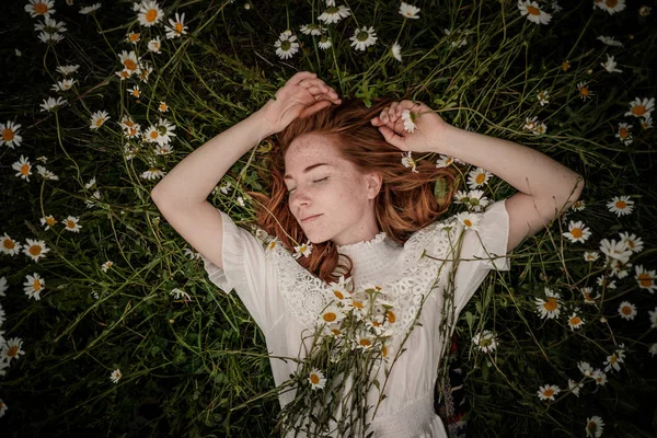 Belle femme appréciant le champ de marguerite, belle femelle couchée dans — Photo