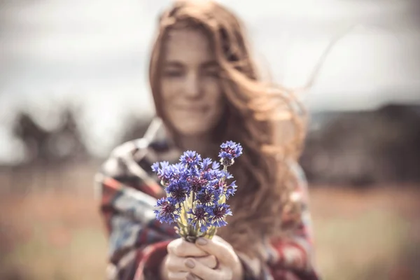 Красива дівчина насолоджується запахом букета квітів. Вільямс — стокове фото