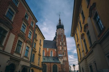 Eski Şehir Meydanı, Pazar, 23 Nisan 2018 Krakow tarihi kent merkezine, yaz, turistler sokak alan