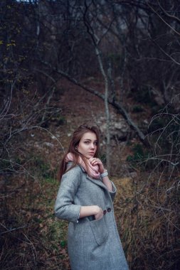 Güzel genç gülümseyen kız onu sıcak giysiler içinde