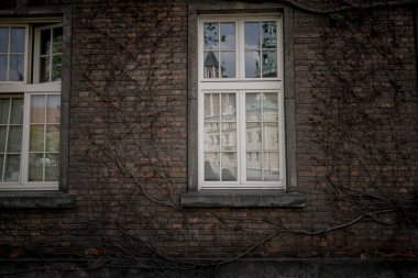 Güzel eski penceresinde bir tuğla duvar arka planını eski bir ev.