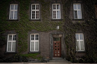 Güzel eski penceresinde bir tuğla duvar arka planını eski bir ev.