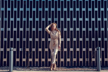 Güneşli kış parkın içinden bir yolda muhteşem bir kadın.