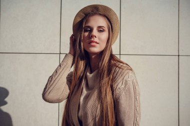 Güneşli kış parkın içinden bir yolda muhteşem bir kadın.