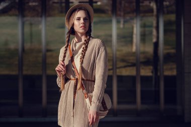 Güneşli kış parkın içinden bir yolda muhteşem bir kadın.