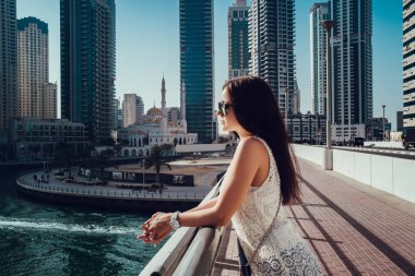 Moda summ mutlu güzel tanınmayacak halde turist kadın