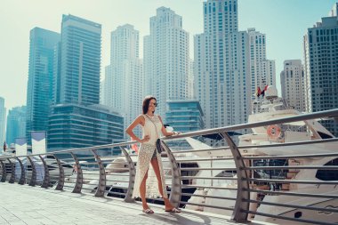 Moda summ mutlu güzel tanınmayacak halde turist kadın
