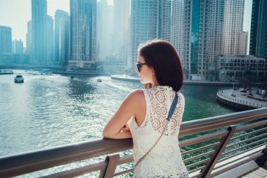 Moda summ mutlu güzel tanınmayacak halde turist kadın