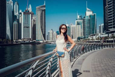 Moda summ mutlu güzel tanınmayacak halde turist kadın