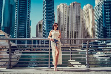 Moda summ mutlu güzel tanınmayacak halde turist kadın