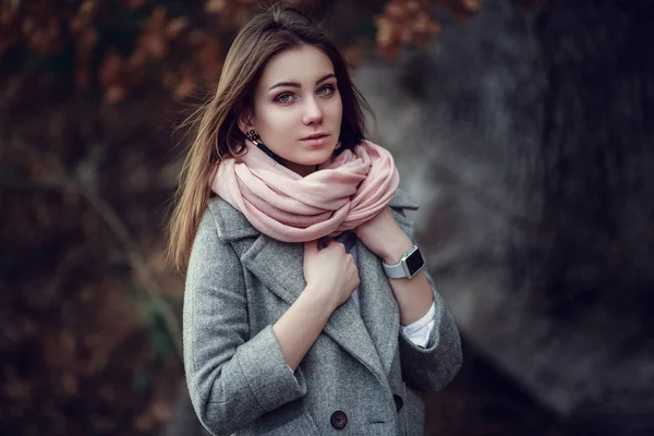 Belle jeune fille souriante dans ses vêtements chauds — Photo