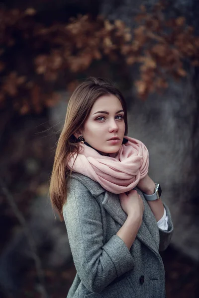 Belle jeune fille souriante dans ses vêtements chauds — Photo