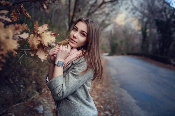 美丽的年轻微笑的女孩在她温暖的衣服 — 图库照片