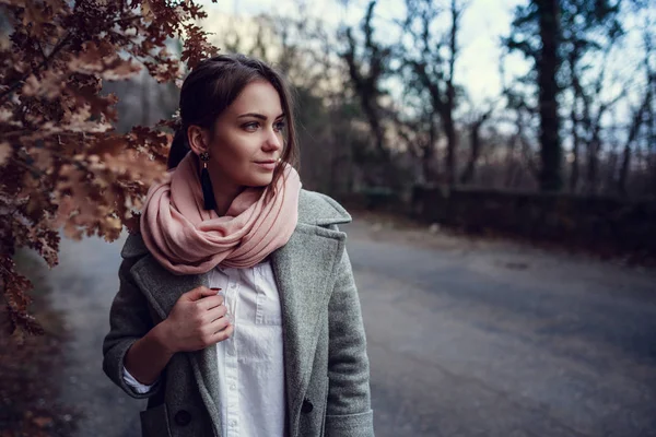 Menina sorridente jovem bonita em sua roupa quente — Fotografia de Stock