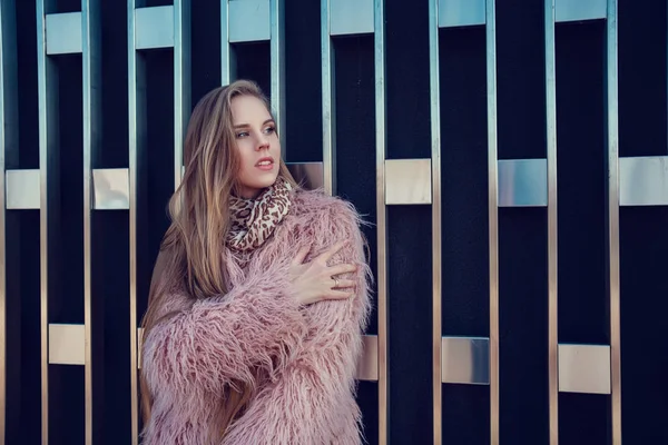 Uma jovem mulher linda em um passeio pelo ensolarado parque de inverno . — Fotografia de Stock