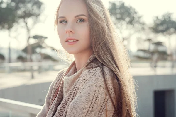 Uma jovem mulher linda em um passeio pelo ensolarado parque de inverno . — Fotografia de Stock