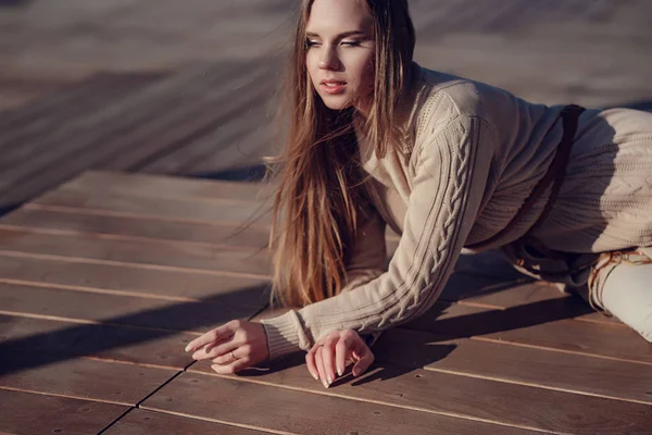 Uma jovem mulher linda em um passeio pelo ensolarado parque de inverno . — Fotografia de Stock