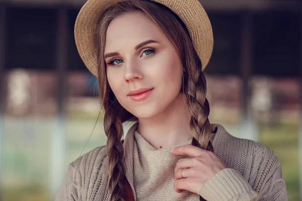 Uma jovem mulher linda em um passeio pelo ensolarado parque de inverno . — Fotografia de Stock