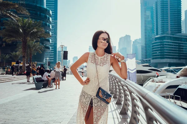 Счастливая красивая неузнаваемая туристическая женщина в модном летнем белом платье — стоковое фото