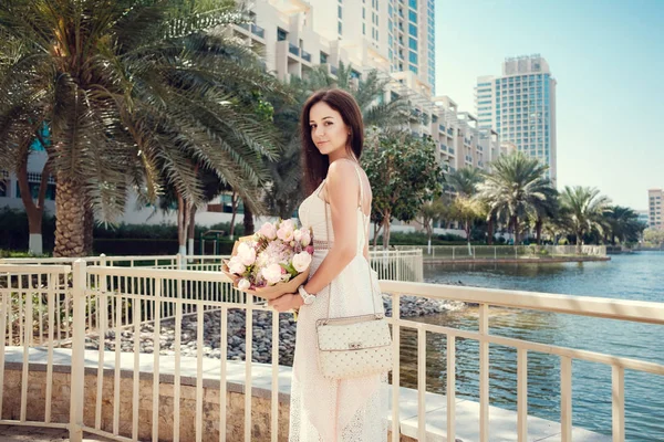 Hermosa mujer en una calle de la ciudad de Dubai —  Fotos de Stock