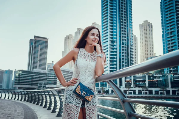 Счастливая красивая неузнаваемая туристическая женщина в модном летнем белом платье — стоковое фото