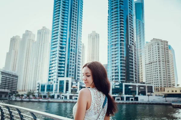 Feliz bela mulher turista irreconhecível no verão elegante vestido branco — Fotografia de Stock