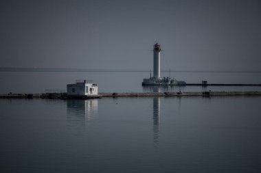 Denizde yuvasından çıkışında işarete.