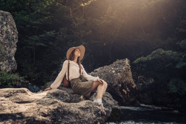 kadın yolcunun sırt çantası ve yürüyüş şapka