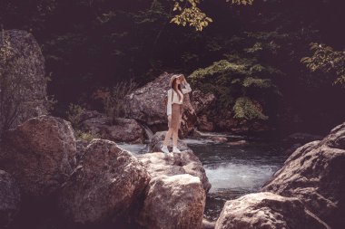kadın yolcunun sırt çantası ve yürüyüş şapka