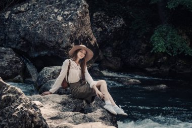 kadın yolcunun sırt çantası ve yürüyüş şapka