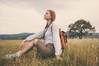 kadın yolcunun sırt çantası ve yürüyüş şapka