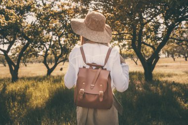 kadın yolcunun sırt çantası ve yürüyüş şapka