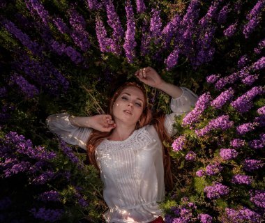 mor çiçekli kadın