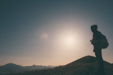 Sırt çantası olan genç duran adam.