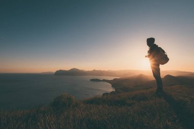 Sırt çantası olan genç duran adam.