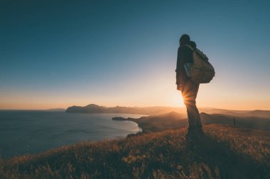 Sırt çantası olan genç duran adam.