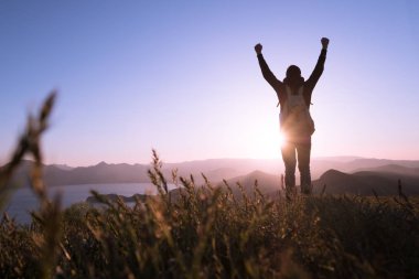 Sırt çantası olan genç duran adam.