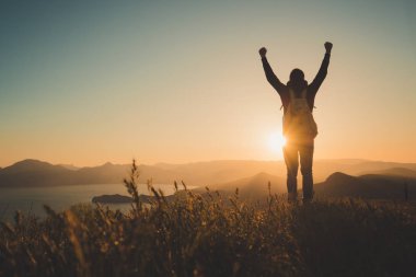 Sırt çantası olan genç duran adam.