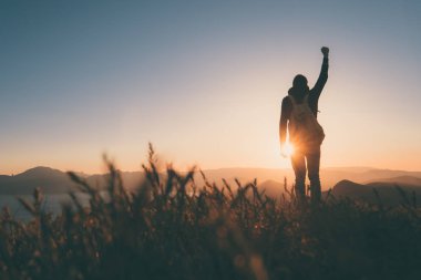 Sırt çantası olan genç duran adam.