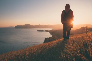 Sırt çantası olan genç duran adam.