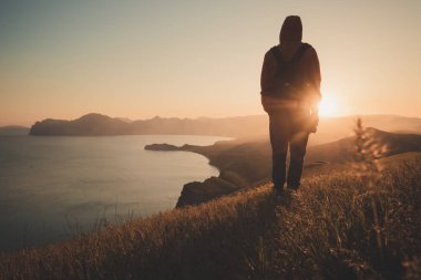 Sırt çantası olan genç duran adam.