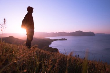 Sırt çantası olan genç duran adam.