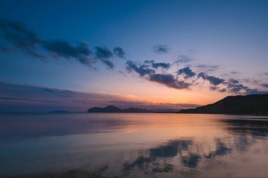 Deniz kıyısında güzel bir gün batımı.