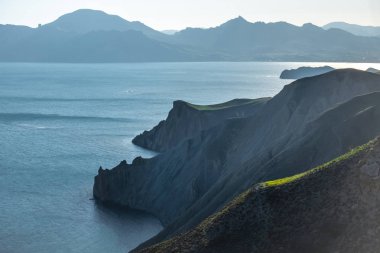 Denizin kenarında dağların güzel yeşil yamaçlarında.