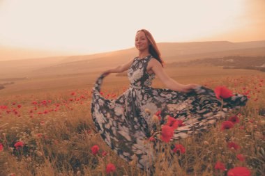 Bahar alanında genç güzel kadın