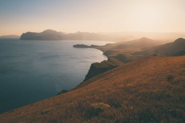 Dramatik kıyı günbatımı ve Altın ışık okyanus