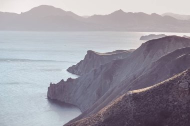 Dramatik kıyı günbatımı ve Altın ışık okyanus