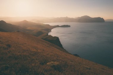 Dramatik kıyı günbatımı ve Altın ışık okyanus