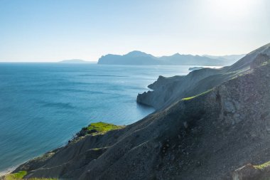 Denizin kenarında dağların güzel yeşil yamaçlarında.